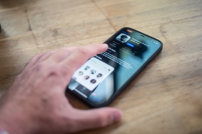 オーディオスピーカーの振動はどのように音波を生成しますか