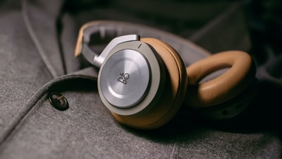 ラップトップでヘッドセットを使用するにはどうすればよいですか