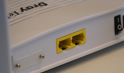 2つの異なるデスクトップを1つのモデムにワイヤレスで実行できますか
