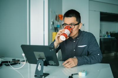 コンピューターモニターのオペレーティングシステムを交換できますか